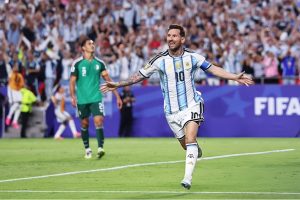 Argentina debutó con una goleada en el Mundial y una noche histórica de Messi, que igualó el récord de Klose
