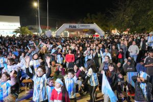 La pasión mundialista volvió a colmar la avenida Poncho Verde con el Fan Fest