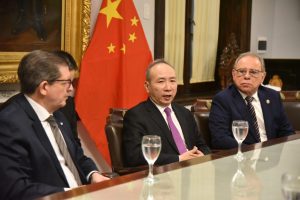 Pedro Braillard Poccard y Eduardo Tassano encabezan reunión con el emisario diplomático de China