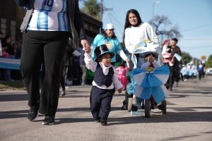 Familias, docentes y vecinos celebraron con los CDI el 9 de Julio con un desfile patrio en el barrio Primera Junta