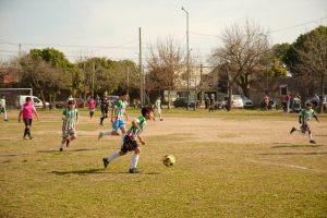 Más de 500 chicos en 32 equipos comenzaron el recorrido del Mundialito en los barrios capitalinos
