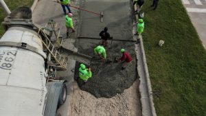 La capital correntina intensifica el mantenimiento de calles con nuevos frentes de bacheo y enripiado
