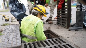 Limpian sumideros y conductos pluviales en avenidas de la ciudad de Corrientes