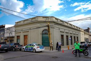 “Cielo Limpio” suma sobre la calle Buenos Aires nuevas cuadras al despeje de cables en el casco histórico