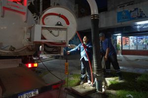 Retiran sedimentos y residuos de los conductos pluviales en 33 puntos de la capital ante las lluvias