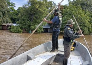 La Policía asiste a familias isleñas ante la creciente del Paraná en San Antonio y Apipé Chico